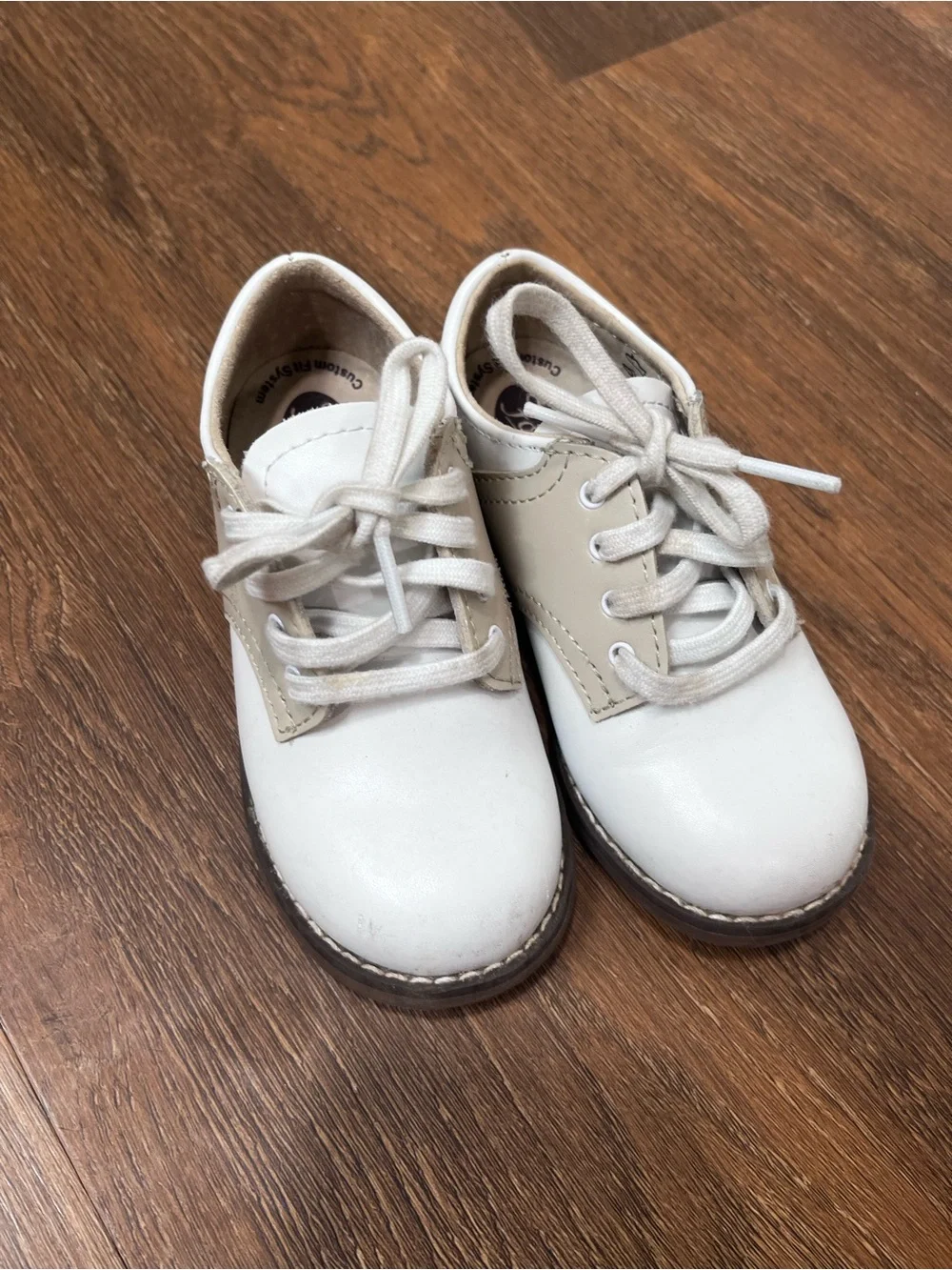 Footmates Kids Two-Tone Saddle Oxford Shoes in White and Beige Size 8